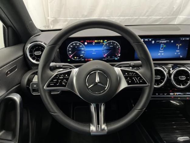 MERCEDES-BENZ Třídy A A 200 (10/20)