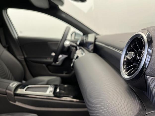 MERCEDES-BENZ Třídy A A 200 (17/20)
