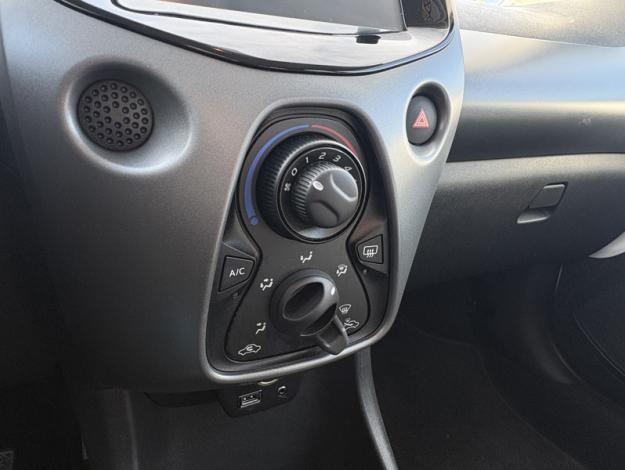 TOYOTA Aygo 1.0 VVT-i x-play  