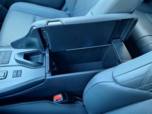 LEXUS UX 300h 2WD Luxe  UX 300H HYBRIDE 2WD MC LUXE TO TECHNO