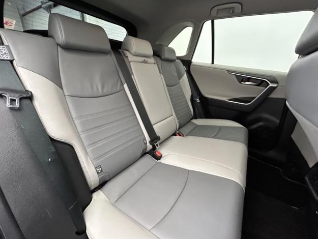 TOYOTA RAV4 2WD 218ch Lounge  