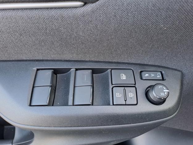 TOYOTA Yaris Hybrid Design  