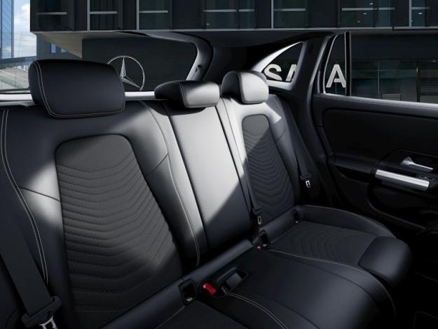 MERCEDES-BENZ GLA 180  GLA 180 Cyber Edition