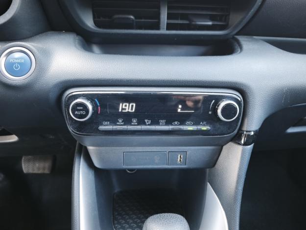 TOYOTA Yaris 1.5 HYBRID 116H DESIGN   