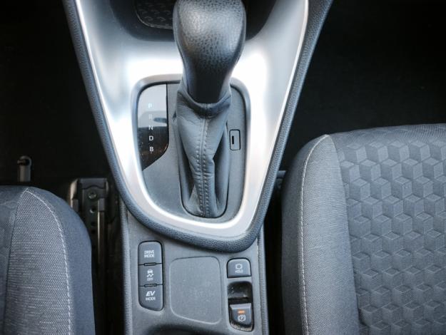 TOYOTA Yaris 1.5 HYBRID 116H DESIGN   