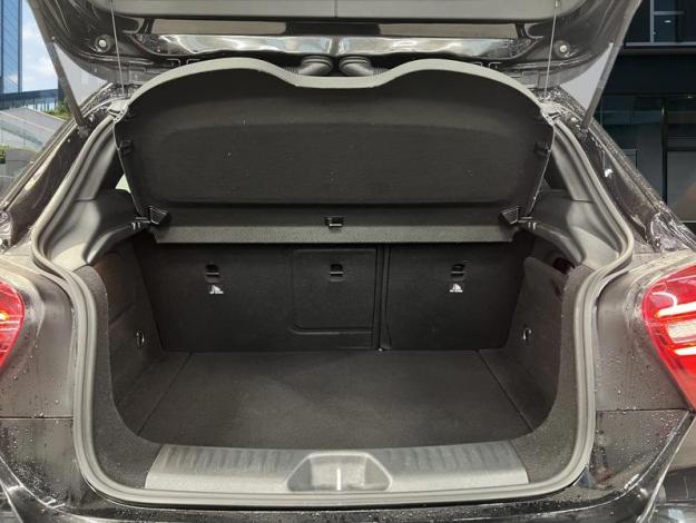 MERCEDES-BENZ A 180 AMG Line  