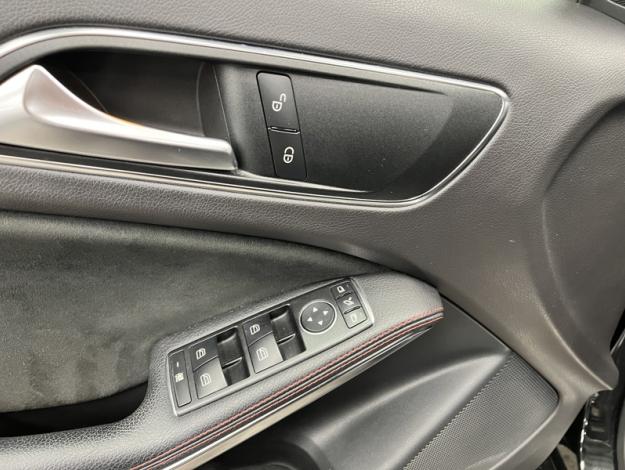 MERCEDES-BENZ A 180 AMG Line  