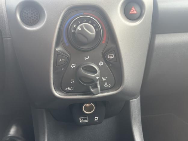 TOYOTA Aygo 1.0 VVT-i x-play  