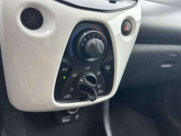 TOYOTA Aygo 1.0 VVT-i x-play  