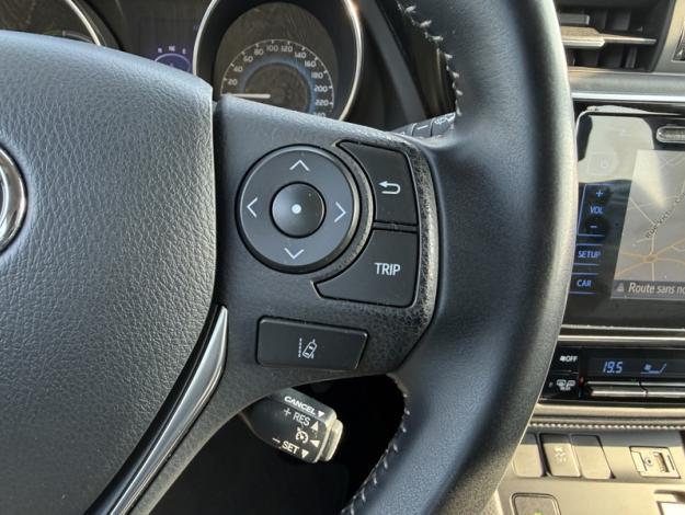 TOYOTA Auris 1.8 HYBRID 136 CVT AUTO DESIGN 16  