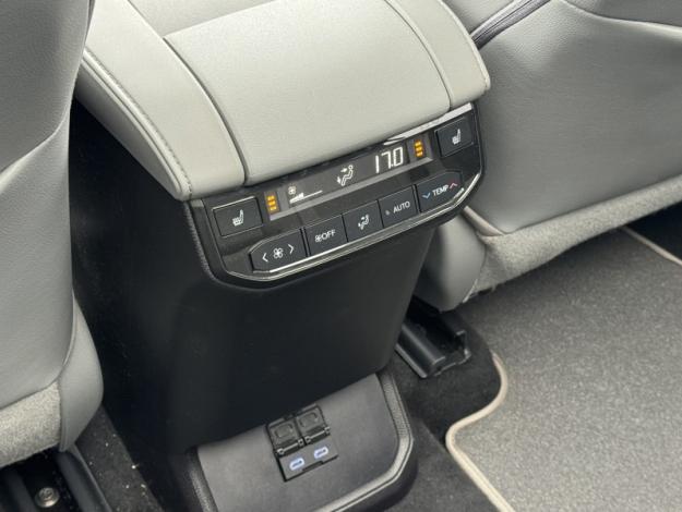 TOYOTA Highlander 2.5 HYBRID LOUNGE / TO  