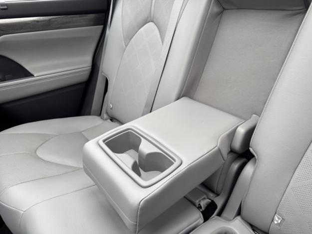 TOYOTA Highlander 2.5 HYBRID LOUNGE / TO  