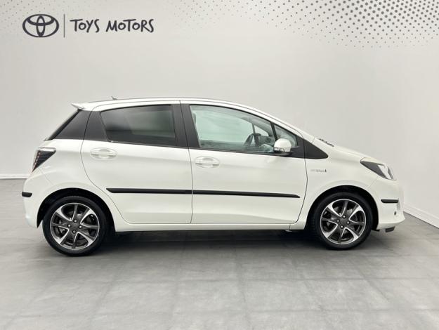 TOYOTA Yaris 100h Graphic  