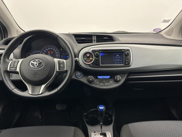 TOYOTA Yaris 100h Graphic  