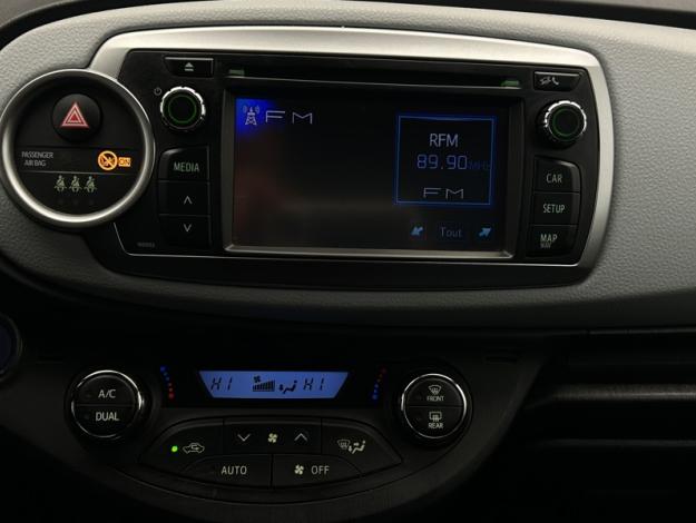 TOYOTA Yaris 100h Graphic  