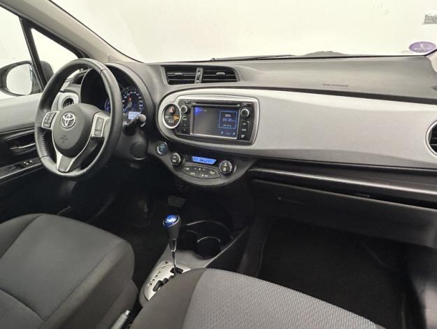 TOYOTA Yaris 100h Graphic  