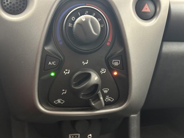 TOYOTA Aygo 1.0 VVT-i x-play  72 ch 