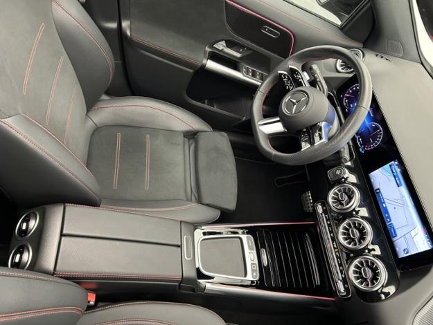 MERCEDES-BENZ GLA 250 e AMG Line Toit Pano  