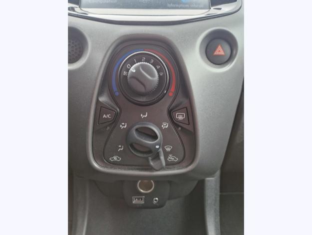 TOYOTA Aygo 1.0 VVT-i x-play  