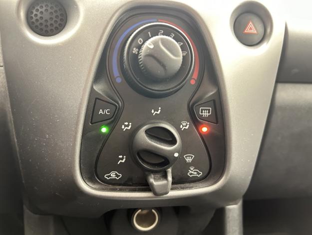 TOYOTA Aygo 1.0 VVT-i x-play  72 ch 
