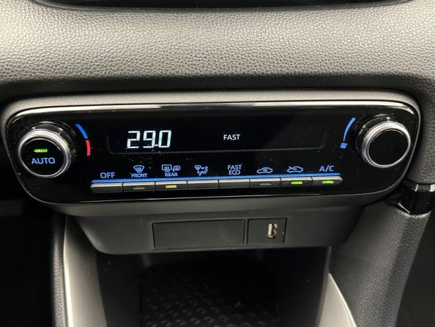 TOYOTA Yaris 116h Design  