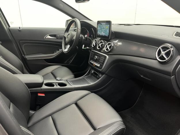 MERCEDES-BENZ GLA 200 Starlight Edition  