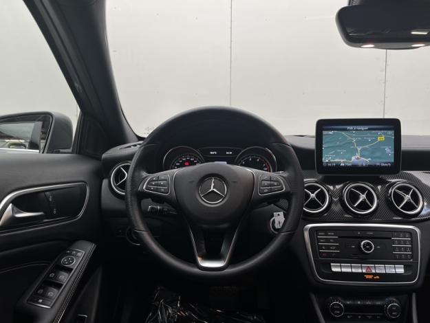 MERCEDES-BENZ GLA 200 Starlight Edition  