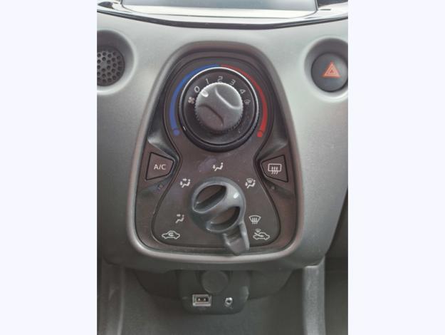 TOYOTA Aygo 1.0 VVT-i x-play  1.0 72 ch 