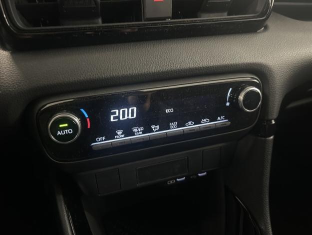 TOYOTA Yaris 116h Design  
