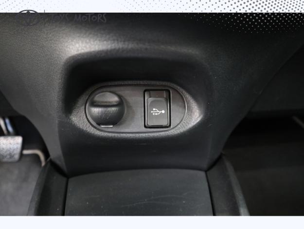 TOYOTA Yaris 70 VVT-i Design Y20  