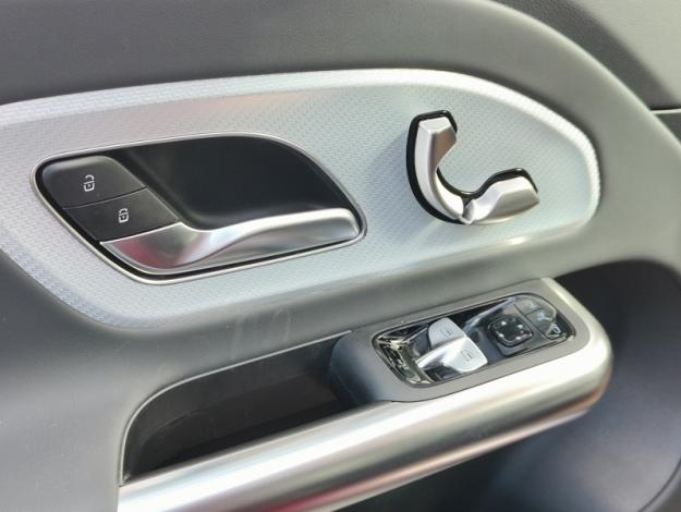 MERCEDES-BENZ GLB 250+ avec technologie EQ  