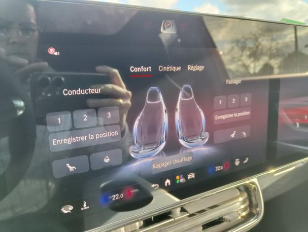MERCEDES-BENZ GLB 250+ avec technologie EQ  