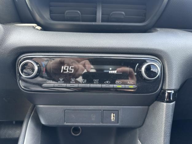 TOYOTA Yaris 116h Design  