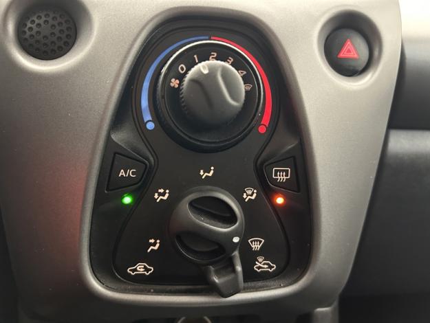 TOYOTA Aygo 1.0 VVT-i x-play  