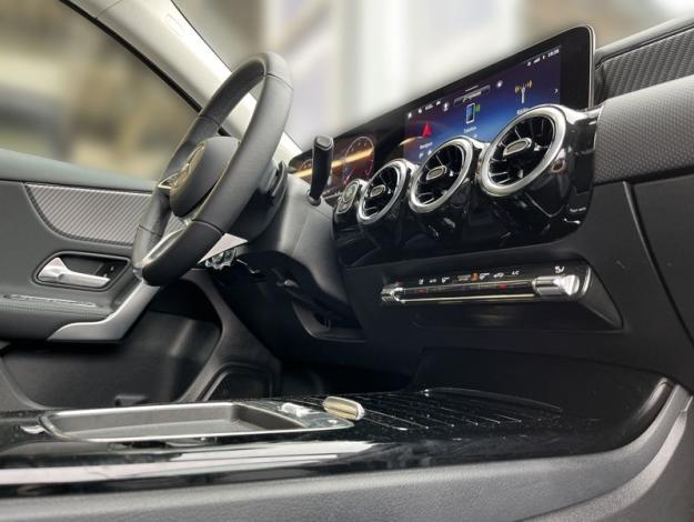 MERCEDES-BENZ A-Třída A 200 (17/21)