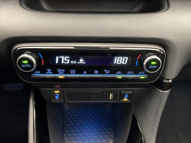 TOYOTA Yaris 116h Collection  TOIT PANO