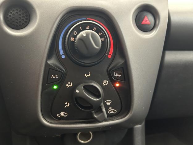 TOYOTA Aygo 1.0 VVT-i x-play  