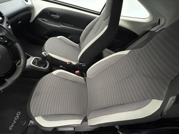 TOYOTA Aygo 1.0 VVT-i x-play  