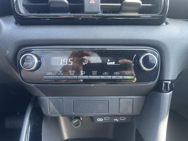 TOYOTA Yaris 116h Design  
