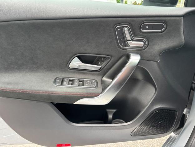MERCEDES-BENZ A 180 d AMG Pack Night Toit Pano  