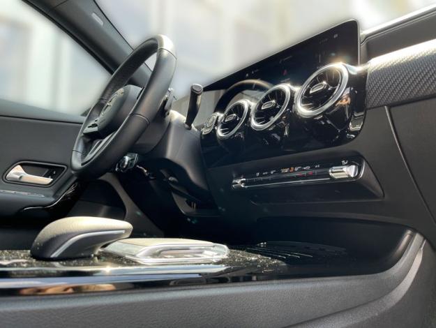 MERCEDES-BENZ Třídy A A 180 (17/20)