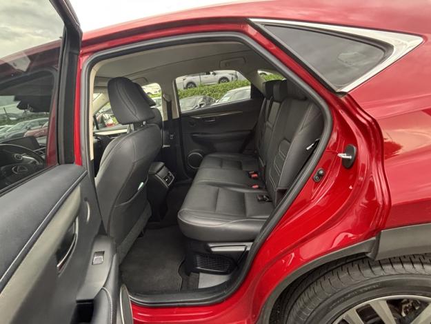 LEXUS NX 300H  2WD Luxe / Pano / Kick  