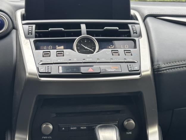 LEXUS NX 300H  2WD Luxe / Pano / Kick  