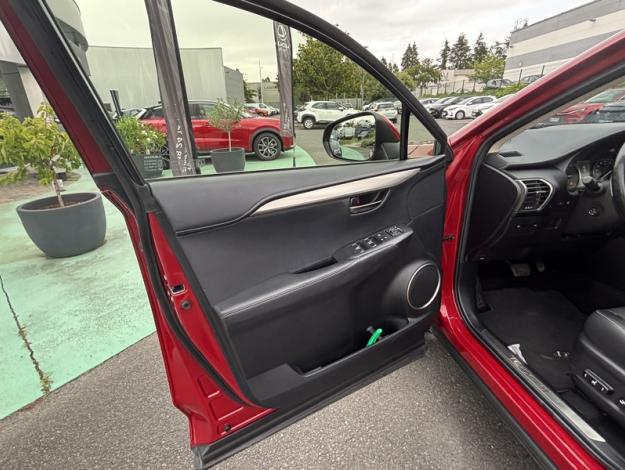 LEXUS NX 300H  2WD Luxe / Pano / Kick  