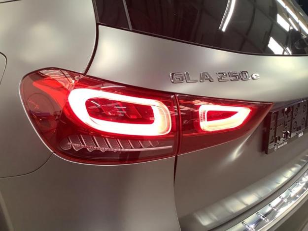 MERCEDES-BENZ GLA 250 e AMG Line  