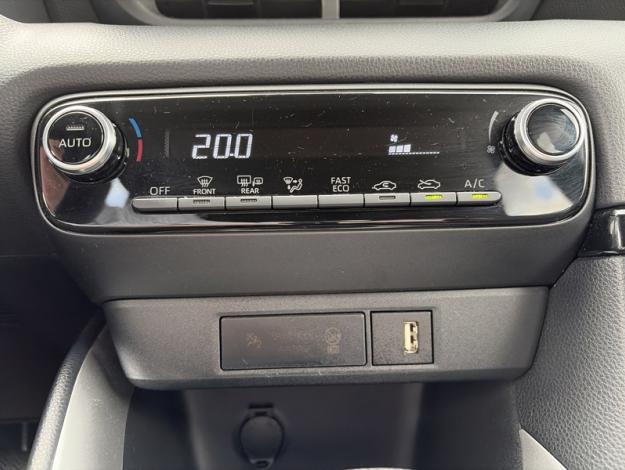 TOYOTA Yaris 116h Design  