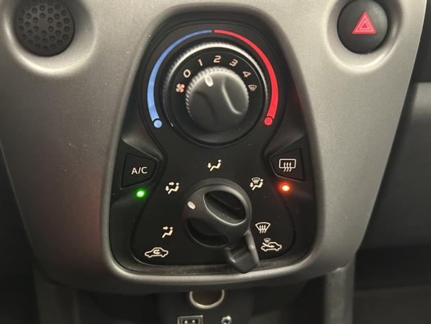 TOYOTA Aygo 1.0 VVT-i x-play  