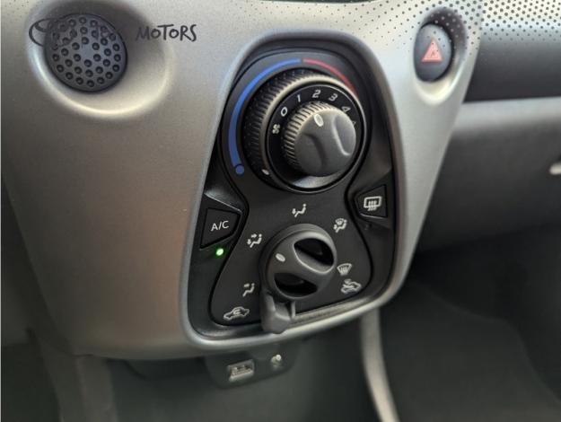 TOYOTA Aygo 1.0 VVT-i x-play X-SHIFT  