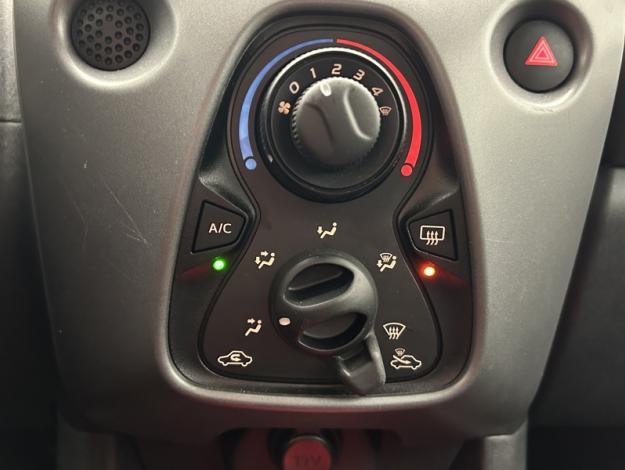 TOYOTA Aygo 1.0 VVT-i x-play  