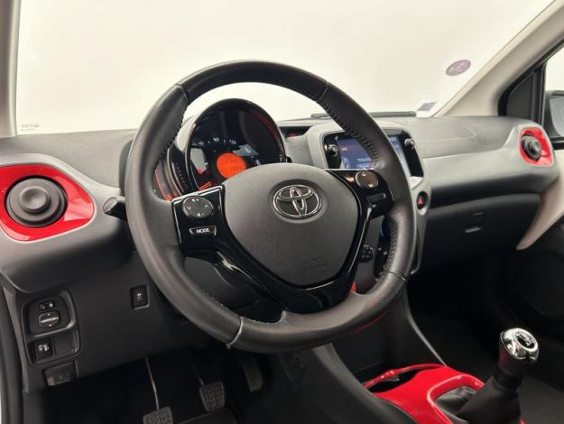TOYOTA Aygo 1.0 VVT-i x-play  